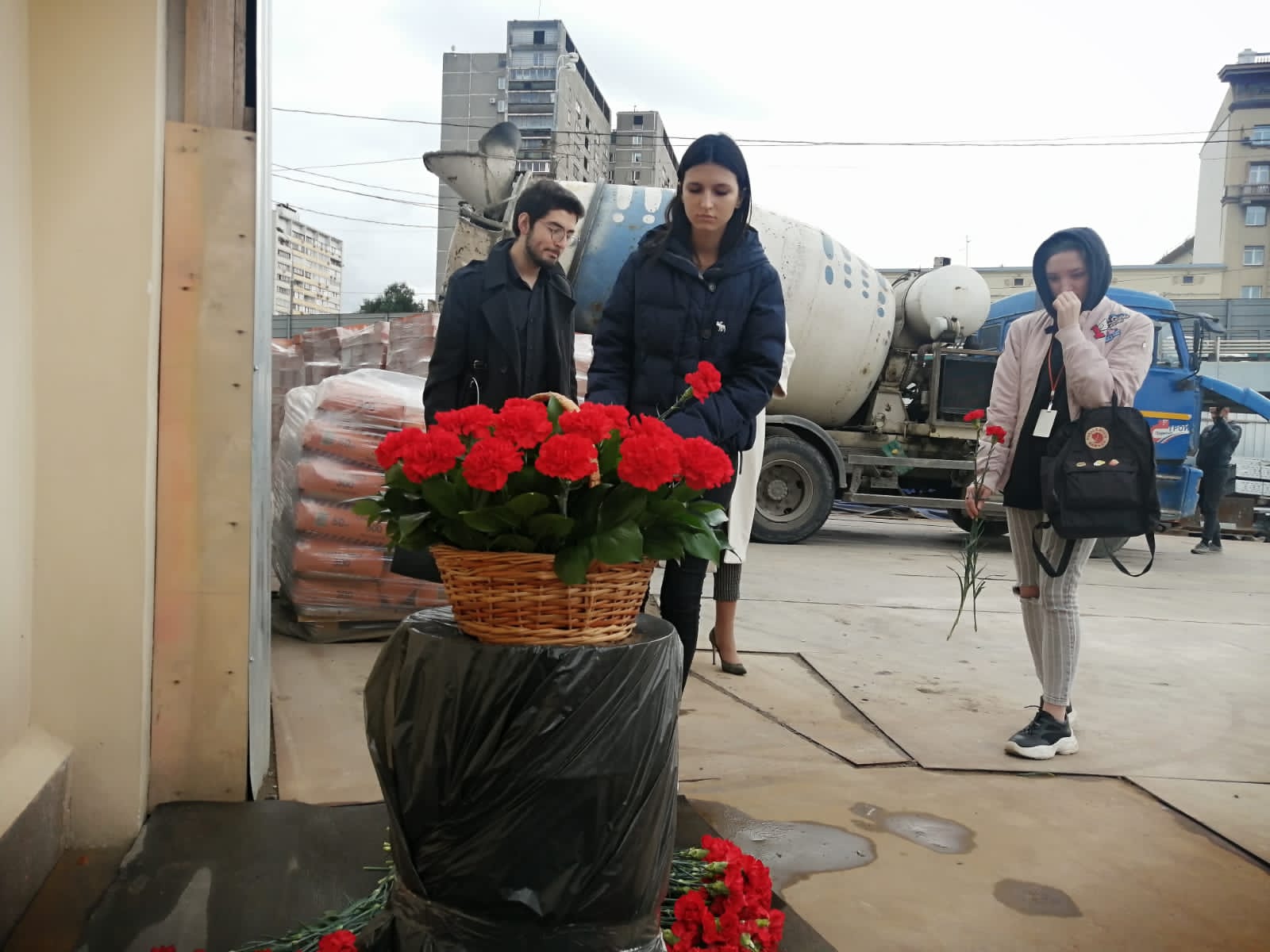 В День солидарности в борьбе с терроризмом, глава управы района Марьиной роща возложил цветы на Рижской площадки