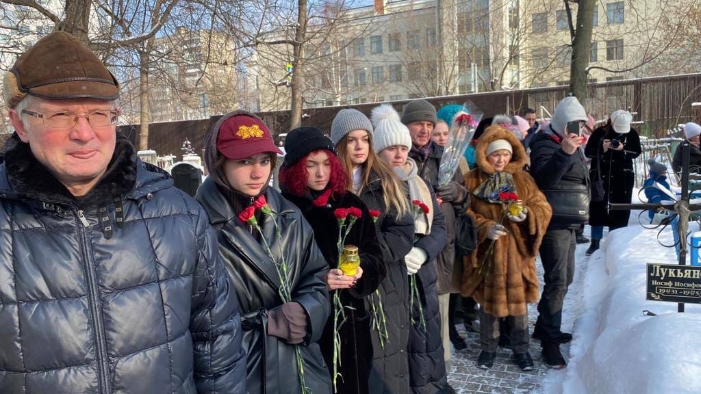 Глава управы Фадеева Александра Александровна вместе с представителями Совета ветеранов, общественными советниками, молодежной палатой, учениками школы №1065, студентами колледжа Дизайна и декоративного искусства и студентами ВГИК имени Герасимова возложи