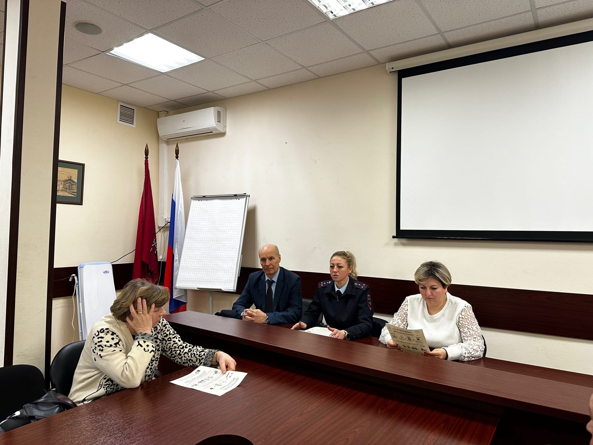 В Управе района Марьина роща состоялась встреча сотрудника ОМВД по району Марьина роща с жителями!