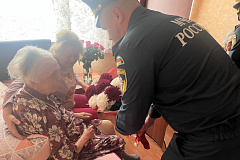 Сотрудники МЧС России поздравили ветерана со 100-летним юбилеем и наступающим Днём Победы. 